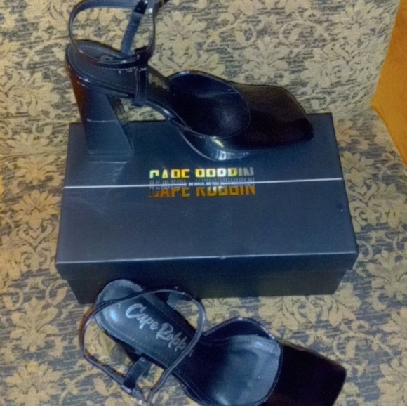 Black Patent Mary jane's - Picture 2 of 4